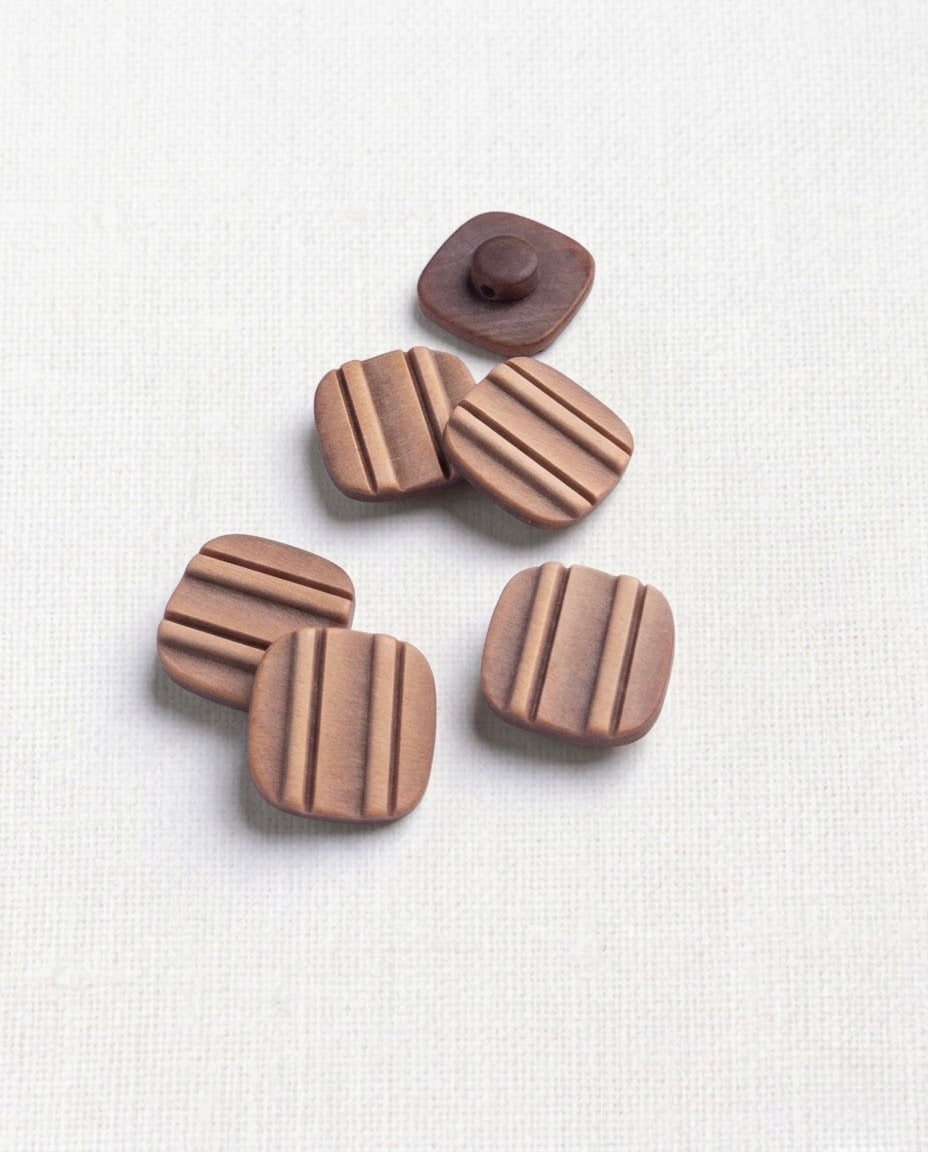 Six boutons carrés brun cuivré mat de 16 mm à queue, creusés de trois rainures, dont un vu de dos