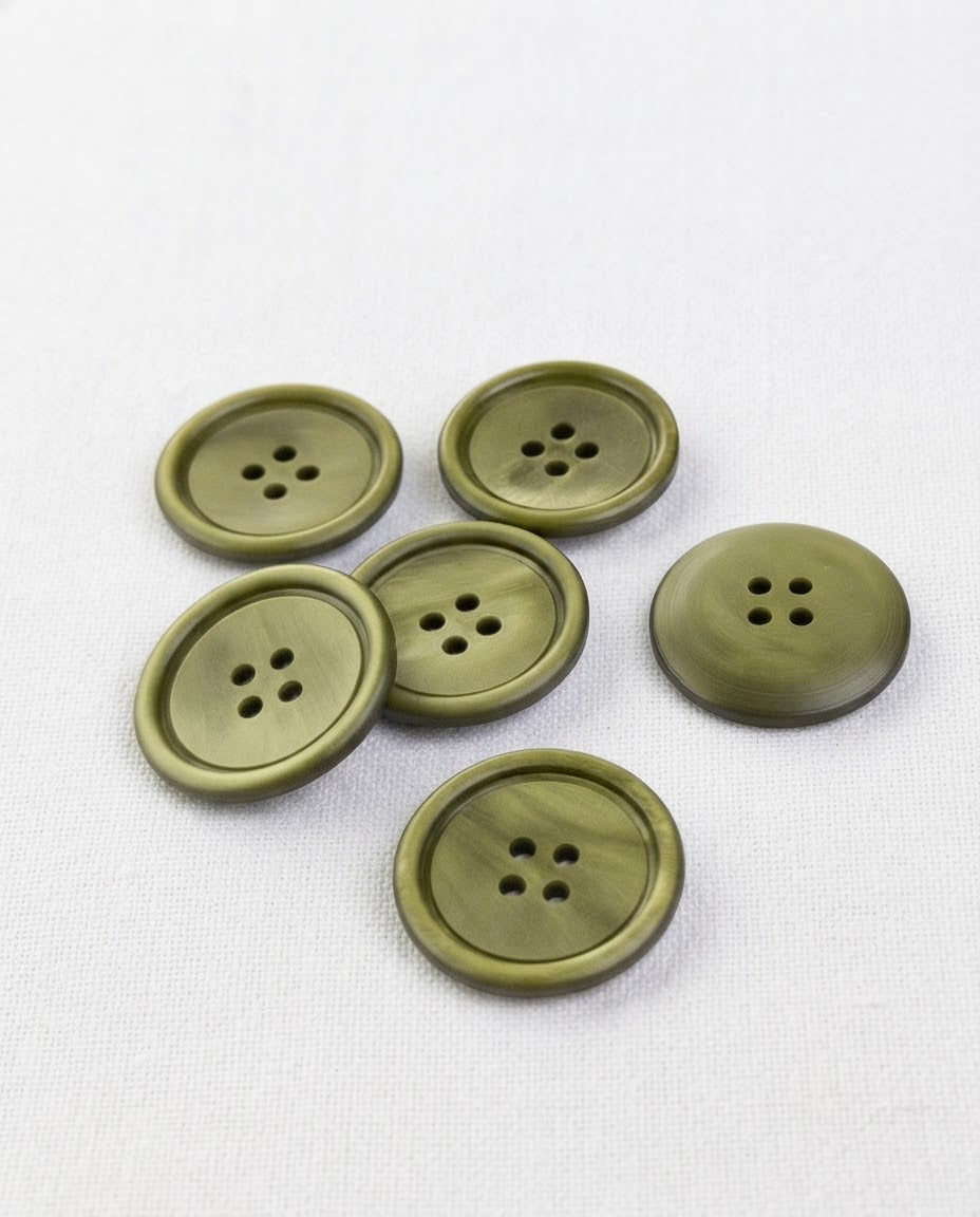 Six boutons ronds vert olive clair de 22 mm à 4 trous, bord bombé et centre creusé, veinés de plus pâle