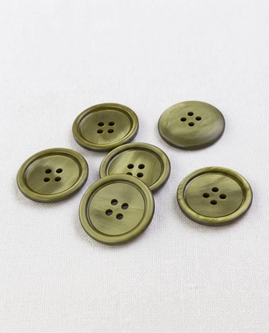 Six boutons vert olive clair de 22 mm à 4 trous vus de dessus, veines plus claires dans la résine