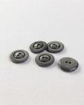 Cinq boutons ronds gris ardoise de 17 mm à 2 trous, large bord mat et centre brillant, dont un vu de dos