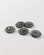 Cinq boutons ronds gris ardoise de 17 mm à 2 trous, large bord mat et centre brillant, dont un vu de dos