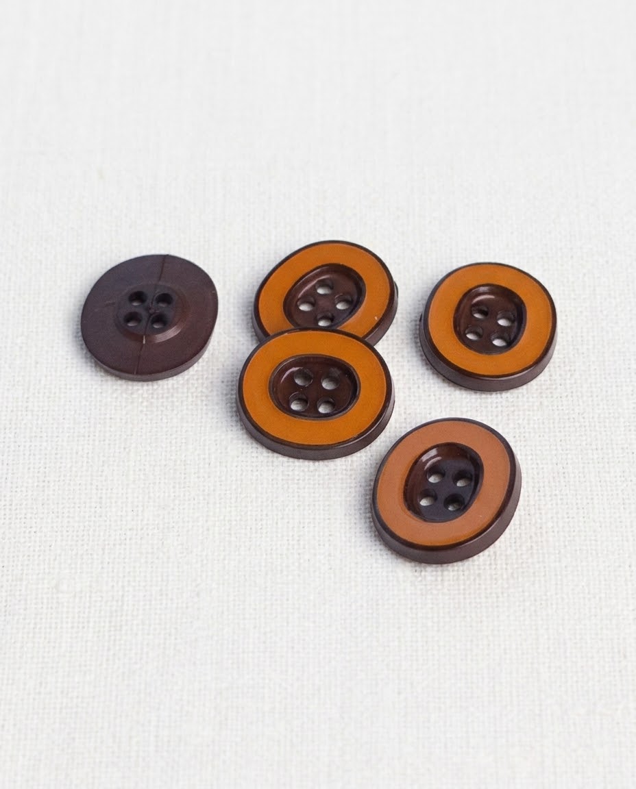 Cinq boutons ovales marron et orange de 18 mm à 4 trous, dont un retourné qui montre son dos brun