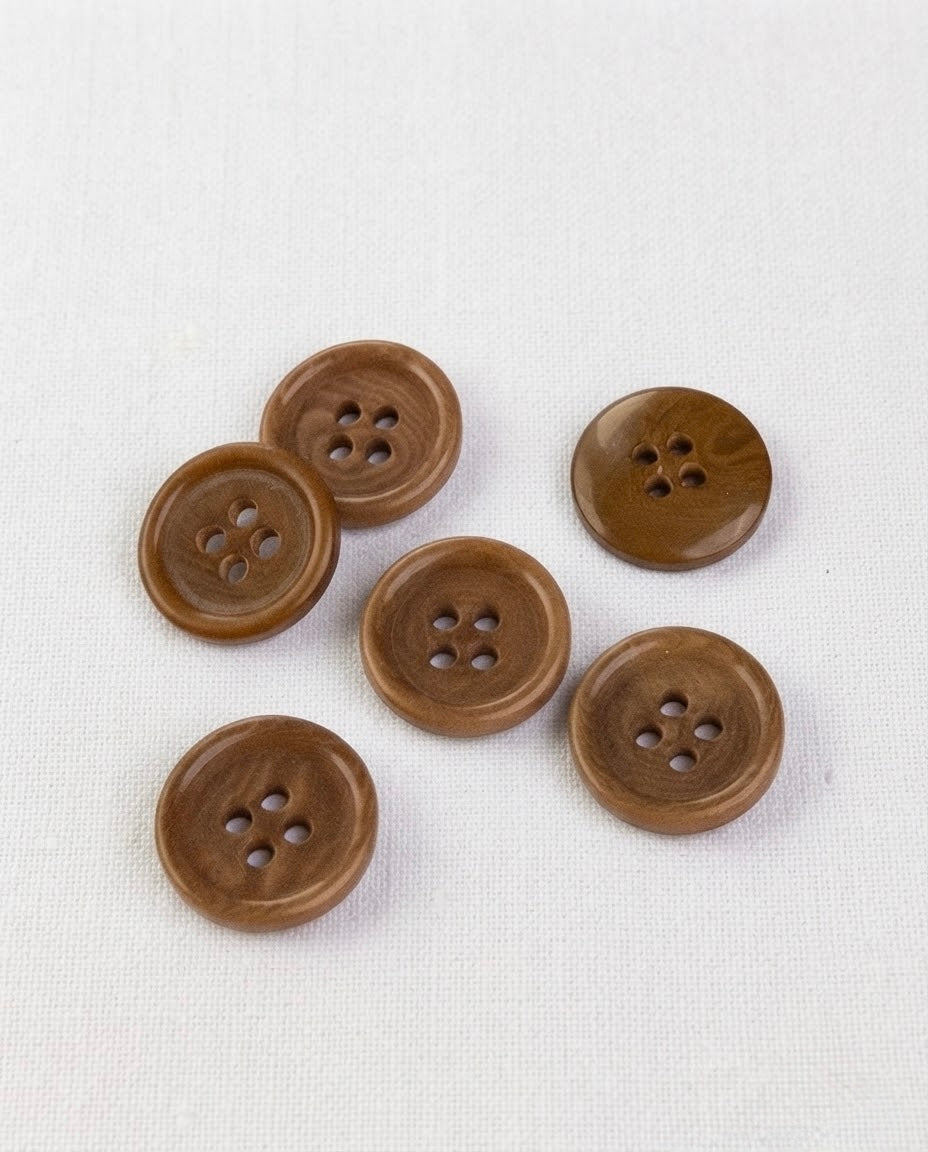 Six boutons ronds effet bois caramel de 15 mm à 4 trous, veinés et bordés d'un rebord relevé, dont un vu de dos