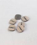 Six boutons carrés aux angles arrondis de 13 mm, beige avec une bande grise et des stries fines, à 2 trous, dont un vu de dos gris uni
