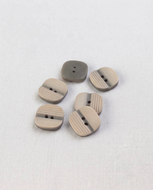 Six boutons carrés aux angles arrondis de 13 mm, beige avec une bande grise et des stries fines, à 2 trous, dont un vu de dos gris uni