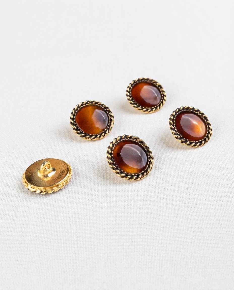 Cinq boutons ronds de 19 mm à queue, centre caramel effet écaille entouré d'un cordon doré tressé, dont un vu de dos doré