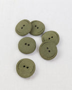 Boutons ronds vert kaki mat de 22 mm à 2 trous posés sur une toile écrue
