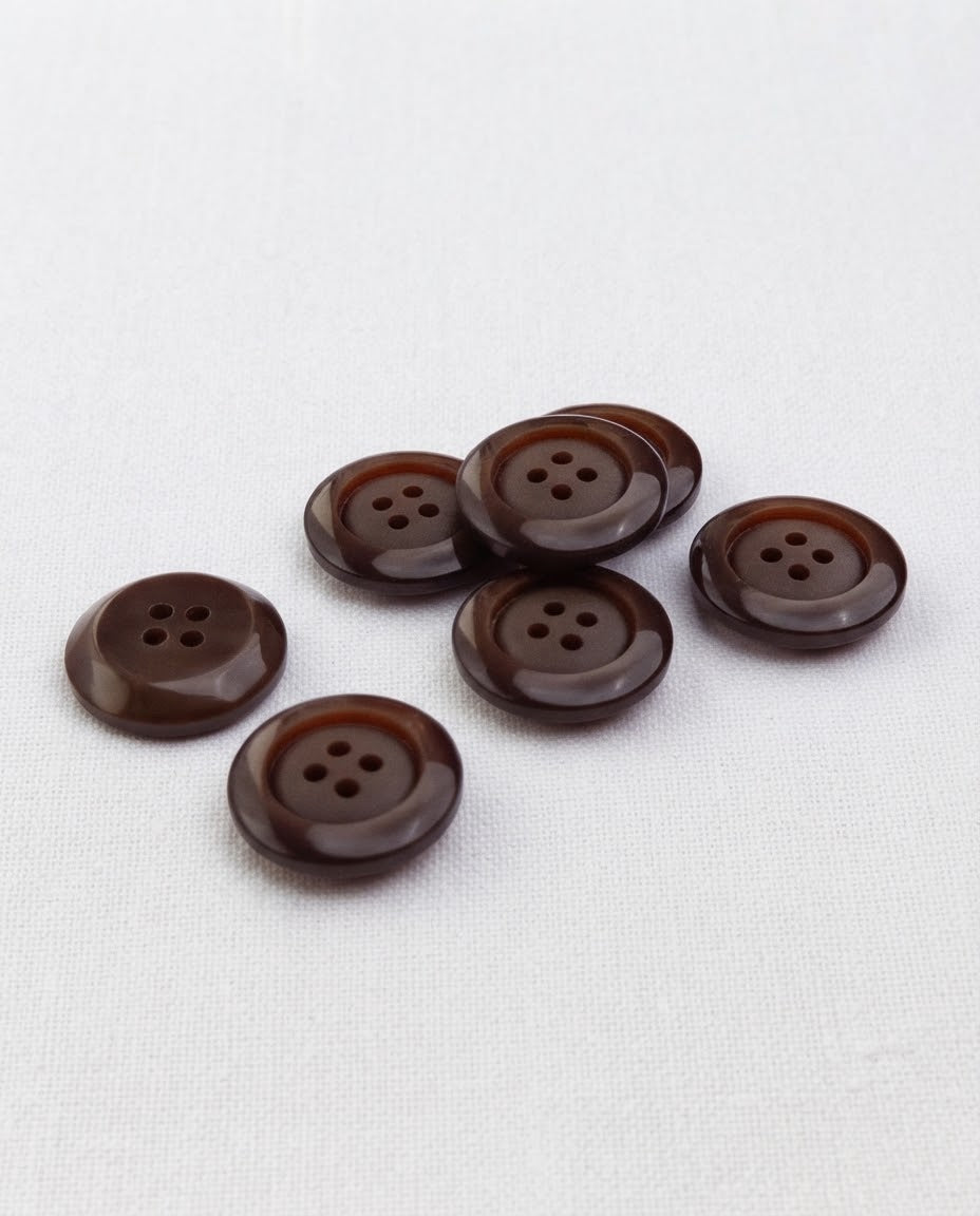 Boutons ronds marron brillant et mat de 17 mm à 4 trous vus de trois quarts