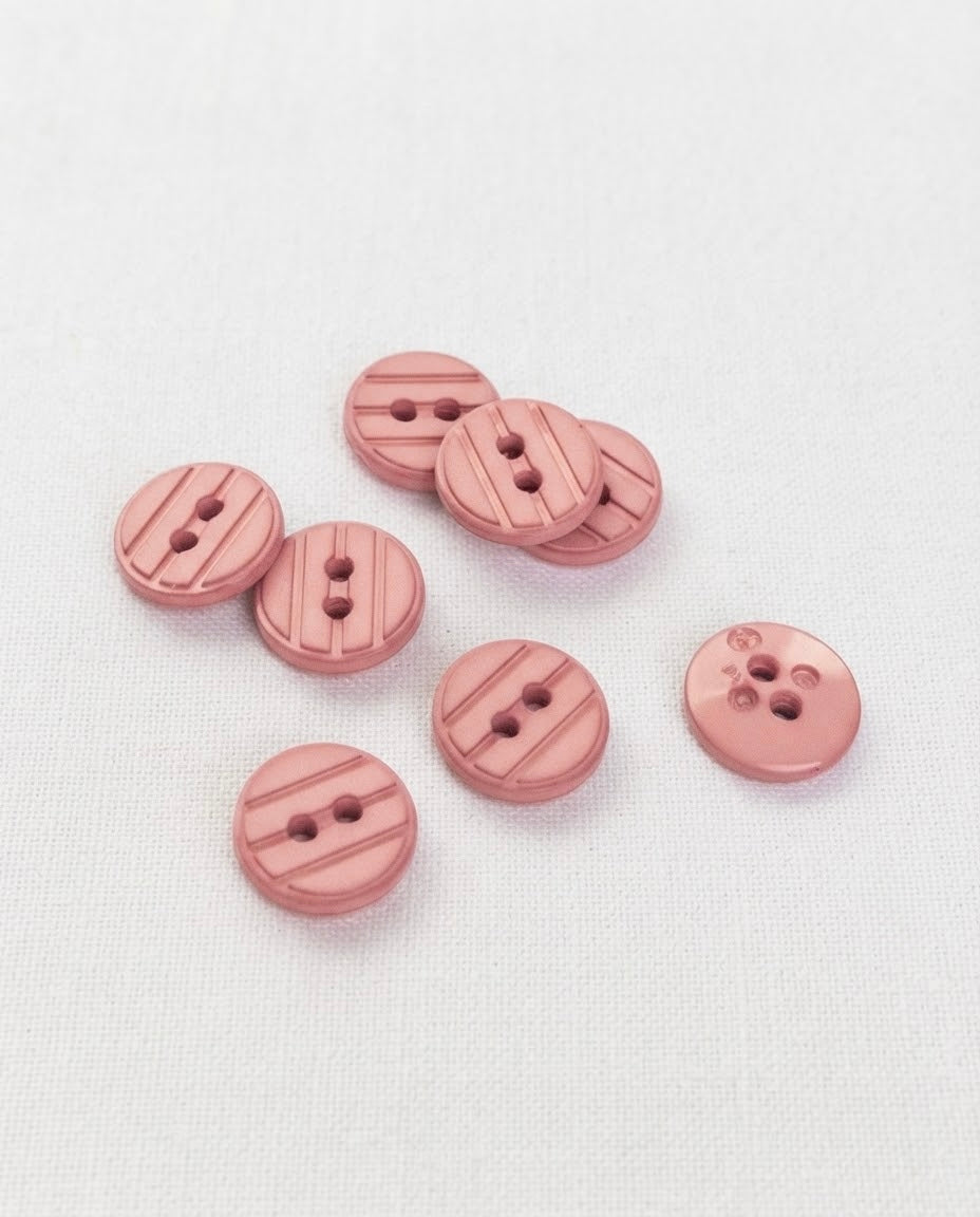 Huit boutons ronds rose ancien de 13 mm à 2 trous, rainures obliques gravées, dont un vu de dos