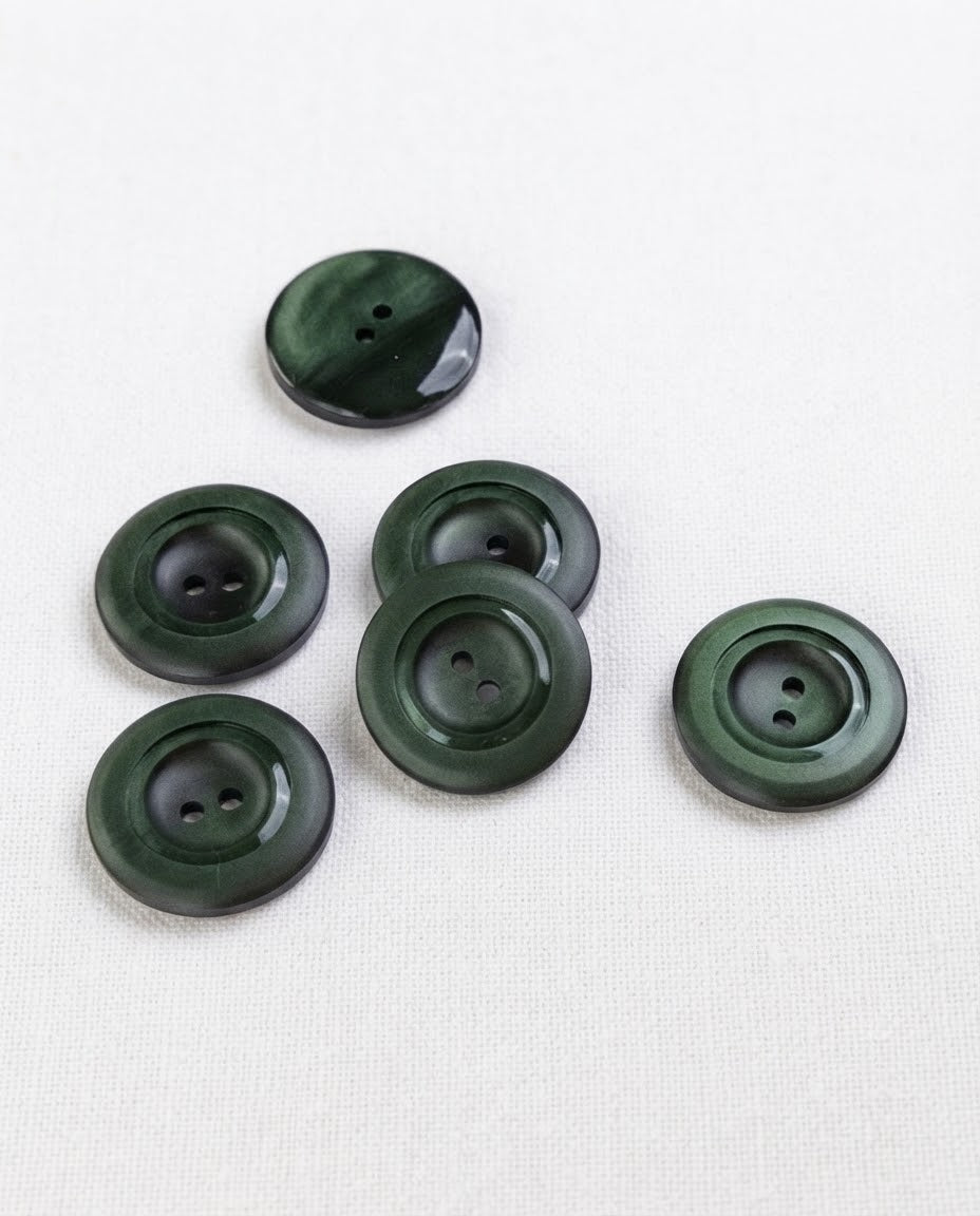 Boutons ronds vert sapin de 22 mm à 2 trous vus de dessus, un bouton retourné montre son dos