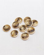 Dix boutons ronds effet corne de 12 mm à 2 trous, volutes miel et brun cerclées de doré, dont un vu de dos