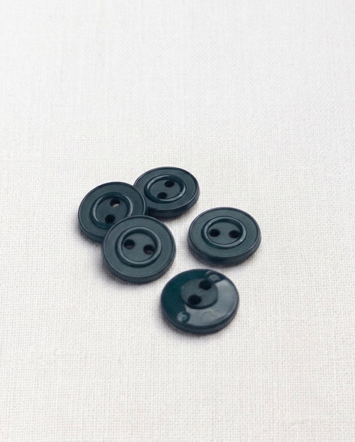 Cinq boutons ronds bleu pétrole foncé et brillant de 15 mm à 2 trous, avec un rebord en relief, dont un vu de dos