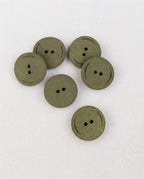 Six boutons vert kaki mat de 22 mm à 2 trous vus de dessus, surface grainée
