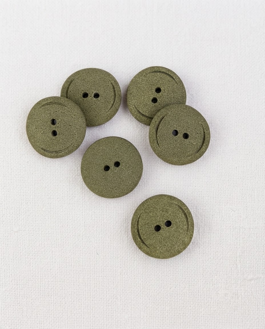 Six boutons vert kaki mat de 22 mm à 2 trous vus de dessus, surface grainée