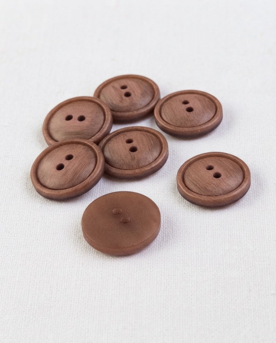 Sept boutons ronds effet bois brun rouge de 17 mm à 2 trous, veinés avec un bord relevé, dont un vu de dos bombé