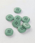 Huit boutons carrés vert de gris de 13 mm à 4 trous vus de dessus, brillants