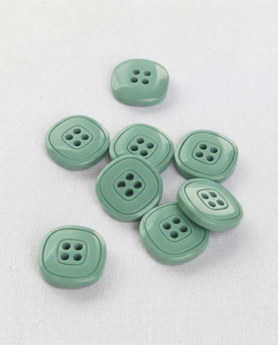 Huit boutons carrés vert de gris de 13 mm à 4 trous vus de dessus, brillants