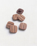 Six boutons carrés brun cuivré mat de 16 mm à queue, creusés de trois rainures, dont un vu de dos
