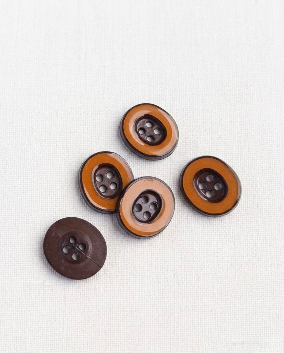 Cinq boutons ovales de 18 mm à 4 trous, couronne orange cerclée de brun foncé, dont un vu de dos brun uni