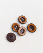 Cinq boutons ovales de 18 mm à 4 trous, couronne orange cerclée de brun foncé, dont un vu de dos brun uni