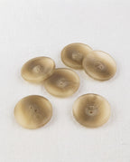 Gros boutons ronds effet corne de 23 mm à 2 trous vus de biais, beige doré satiné