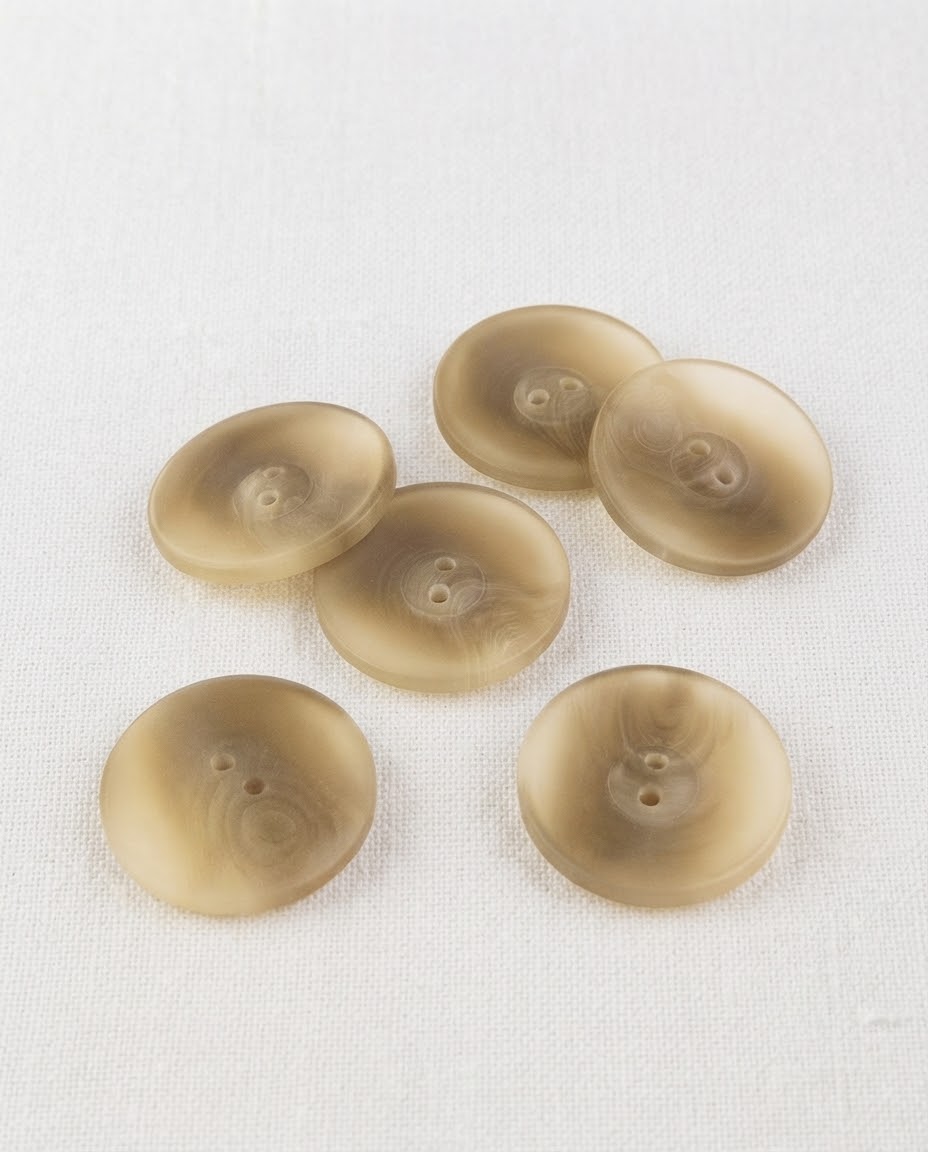 Gros boutons ronds effet corne de 23 mm à 2 trous vus de biais, beige doré satiné