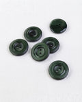 Six boutons ronds vert sapin très foncé de 22 mm à 2 trous, large bord bombé, dont un vu de dos marbré