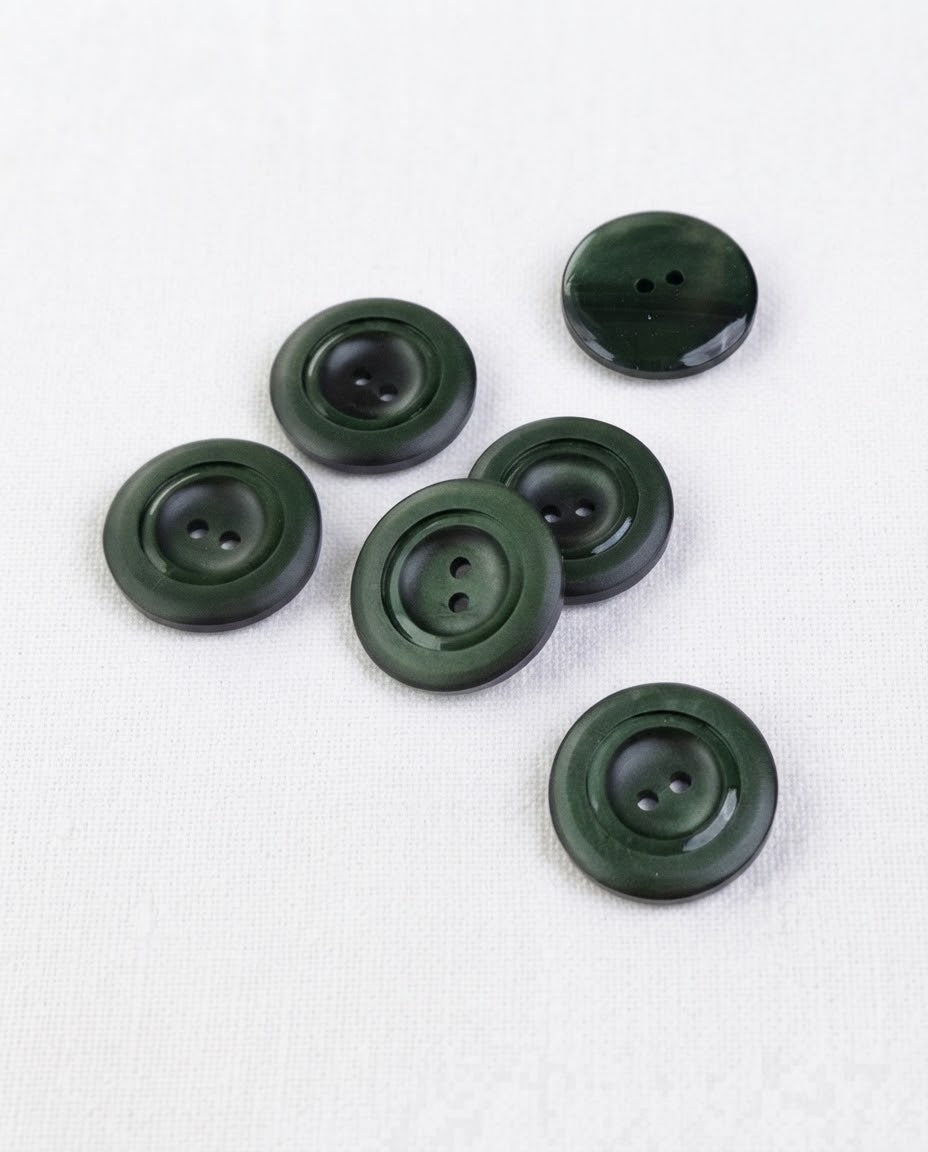 Six boutons ronds vert sapin très foncé de 22 mm à 2 trous, large bord bombé, dont un vu de dos marbré