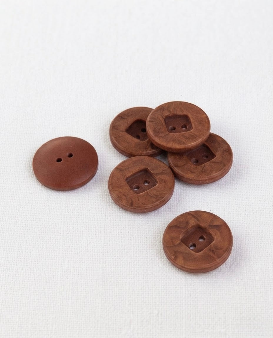 Six boutons ronds effet bois de bruyère marbré de 17 mm à 2 trous, centre carré en creux, dont un vu de dos brun uni