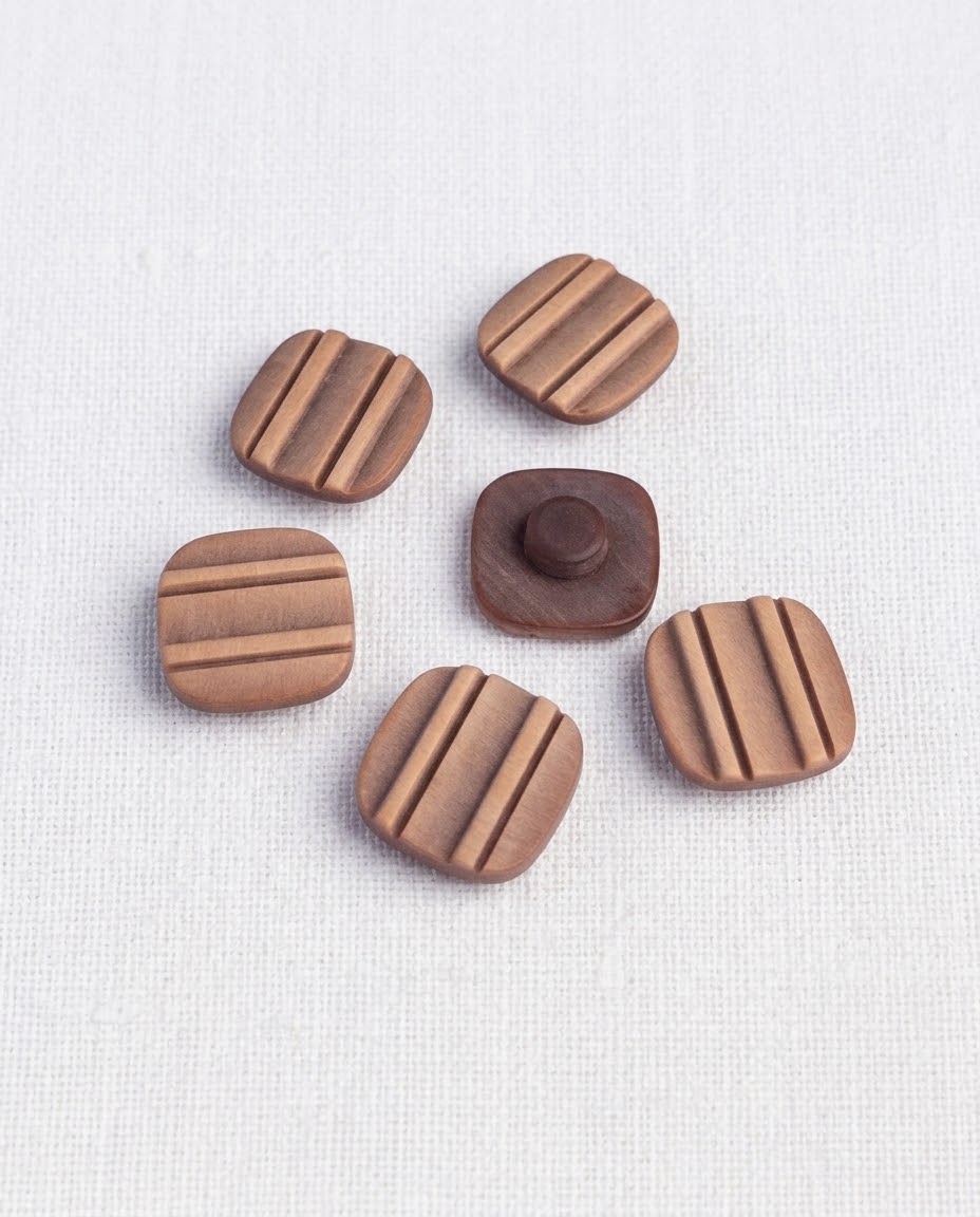 Six boutons carrés brun mat de 16 mm vus de dessus, rainures en creux sur la face, un bouton vu de dos