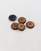 Boutons ronds effet bois de 17 mm à 4 trous vus de biais, centre caramel et bord sombre, dont un retourné