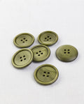 Six boutons ronds vert olive clair de 22 mm à 4 trous, bord bombé et centre creusé, veinés de plus pâle
