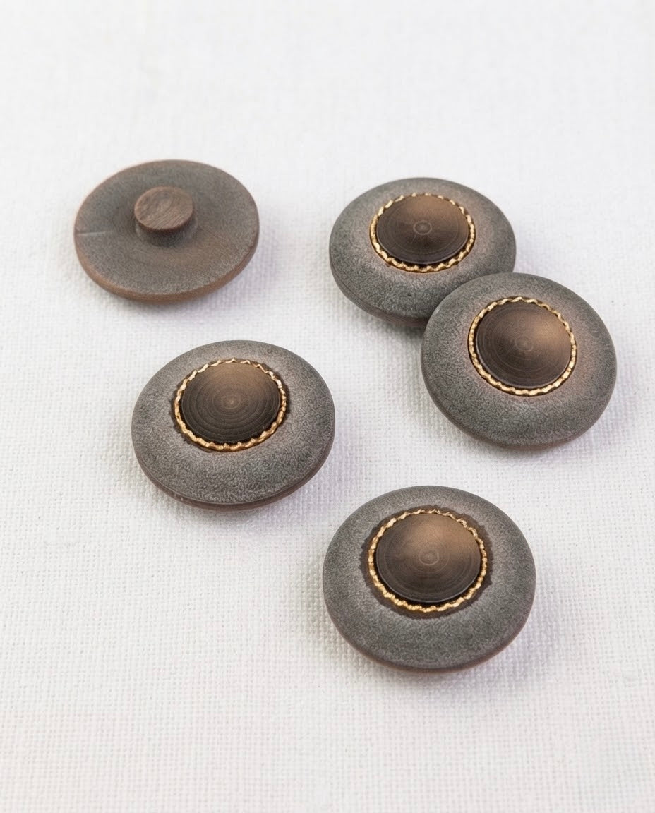 Cinq boutons ronds gris mat de 22 mm à queue, centre brun cerné d'un anneau doré perlé, dont un vu de dos