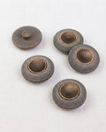 Cinq boutons ronds gris mat de 22 mm à queue, centre brun cerné d'un anneau doré perlé, dont un vu de dos