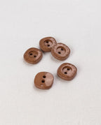 Cinq boutons carrés à angles arrondis marron noisette de 14 mm à 2 trous, liseré gravé façon surpiqûre, dont un vu de dos