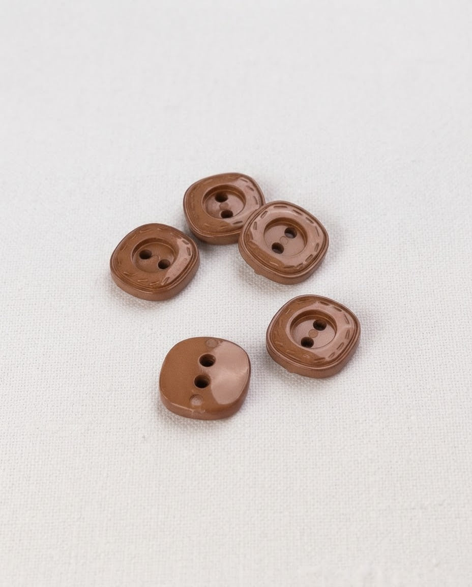 Cinq boutons carrés à angles arrondis marron noisette de 14 mm à 2 trous, liseré gravé façon surpiqûre, dont un vu de dos