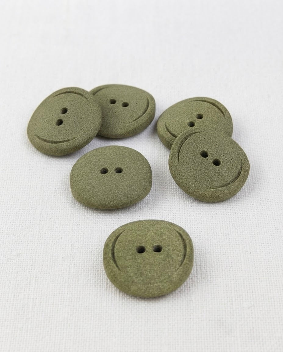 Six boutons ronds vert kaki mat de 22 mm à 2 trous, surface grainée et sillon en arc gravé