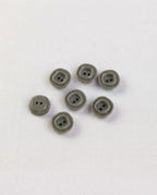 Petits boutons carrés gris vert de 12 mm à 2 trous vus de dessus, un bouton retourné montre son dos bombé