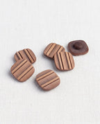 Boutons carrés marron rainurés de 16 mm groupés, un bouton retourné montre sa queue ronde