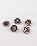 Cinq boutons ronds effet métal argent vieilli de 15 mm, à queue, avec anneau central et stries en relief, dont un vu de dos