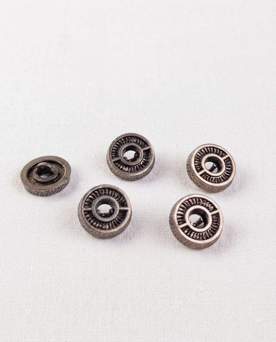 Cinq boutons ronds effet métal argent vieilli de 15 mm, à queue, avec anneau central et stries en relief, dont un vu de dos