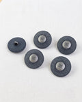 Cinq grands boutons ronds bleu jean de 22 mm à queue, large bord mat granuleux et petit centre argenté gravé, dont un vu de dos