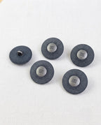 Cinq grands boutons ronds bleu jean de 22 mm à queue, large bord mat granuleux et petit centre argenté gravé, dont un vu de dos