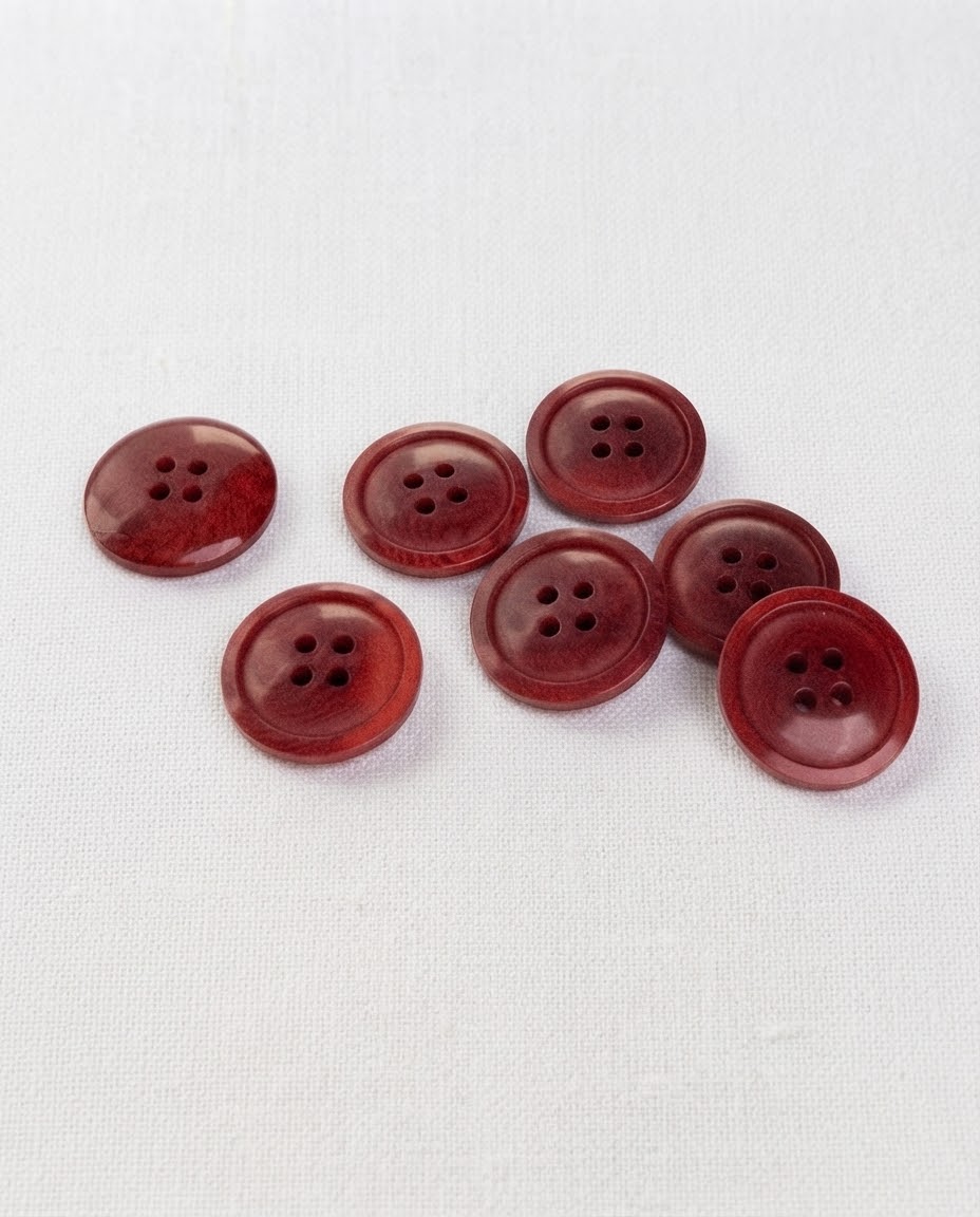 Sept boutons ronds rouge brique effet bois de 17 mm à 4 trous, bord bombé et centre creusé