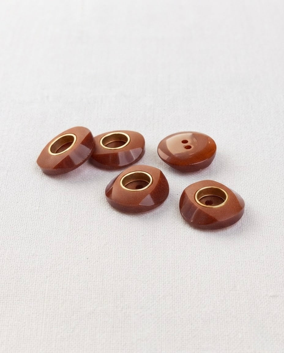 Cinq boutons ronds marron acajou de 18 mm à 2 trous, anneau doré encastré au centre et pourtour à facettes, dont un vu de dos