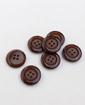 Sept boutons ronds marron chocolat de 17 mm à 4 trous, bord brillant et centre mat, dont un vu de dos