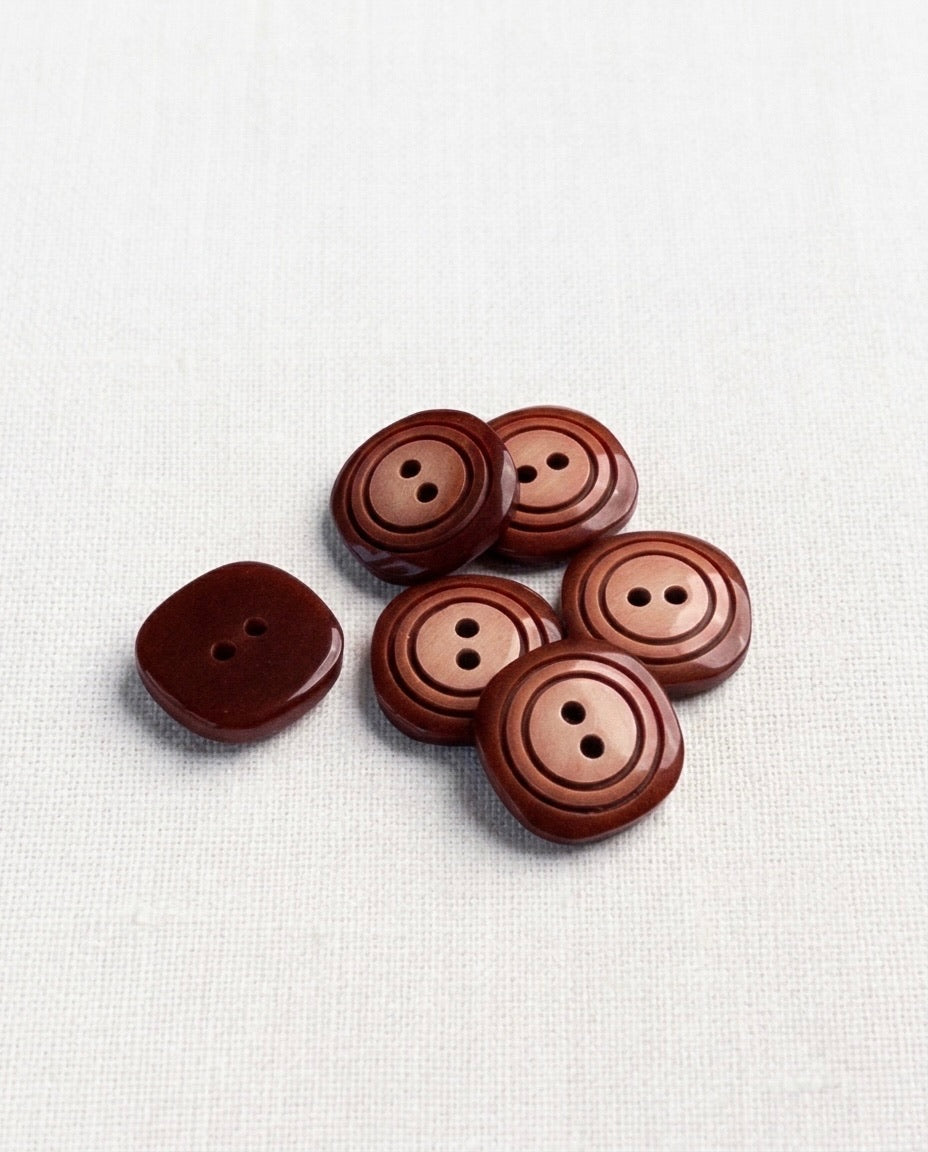 Six boutons carrés aux angles arrondis de 14 mm à 2 trous, dégradé brun rouge vers un centre rose pêche avec cercles gravés, dont un vu de dos