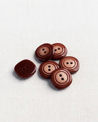 Six boutons carrés aux angles arrondis de 14 mm à 2 trous, dégradé brun rouge vers un centre rose pêche avec cercles gravés, dont un vu de dos