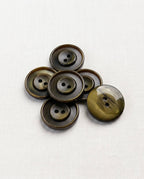 Six grands boutons ronds vert olive de 22 mm à 2 trous, anneaux gravés, dont un vu de dos marbré