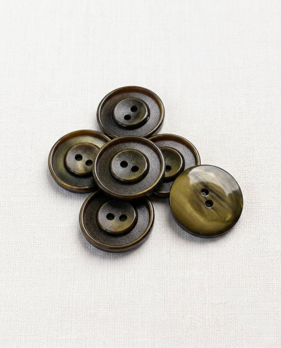 Six grands boutons ronds vert olive de 22 mm à 2 trous, anneaux gravés, dont un vu de dos marbré